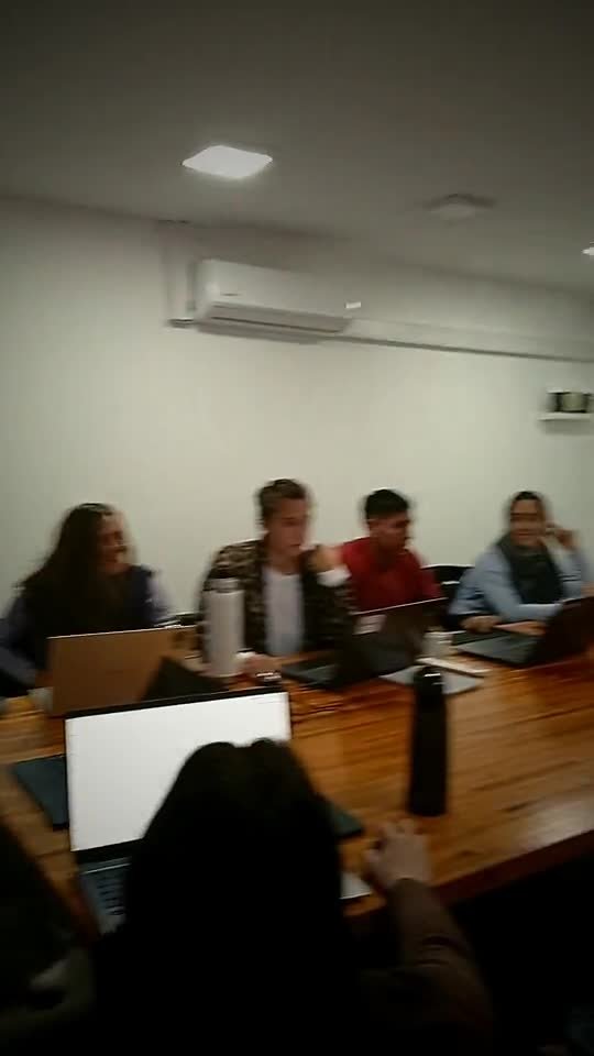 Participantes trabajando con sus computadoras