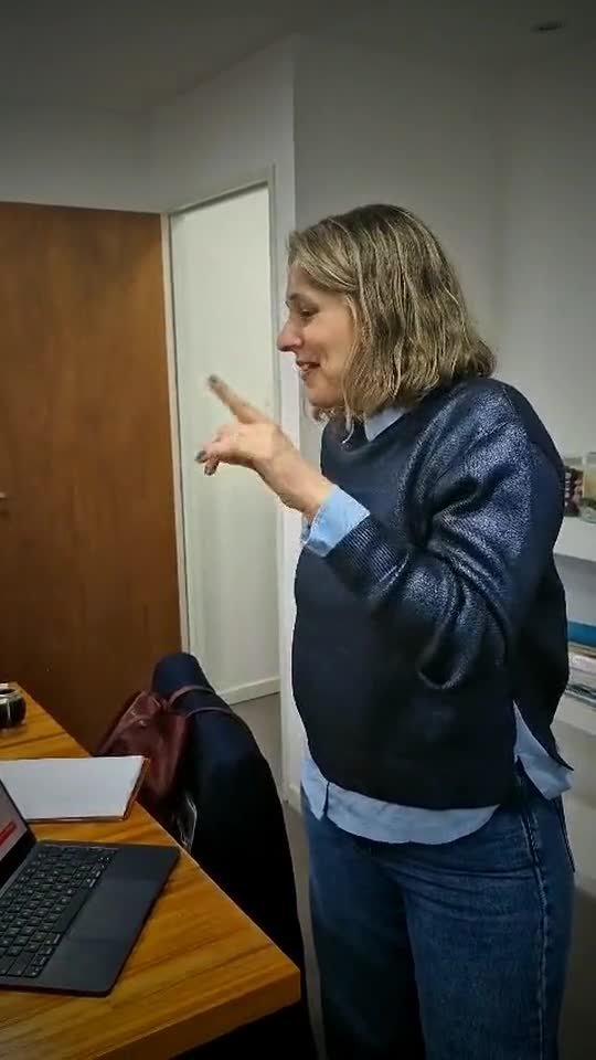 Capacitadora explicando frente al grupo