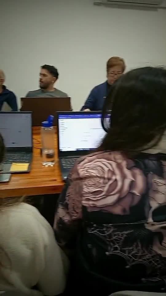 Participantes practicando en sus notebooks