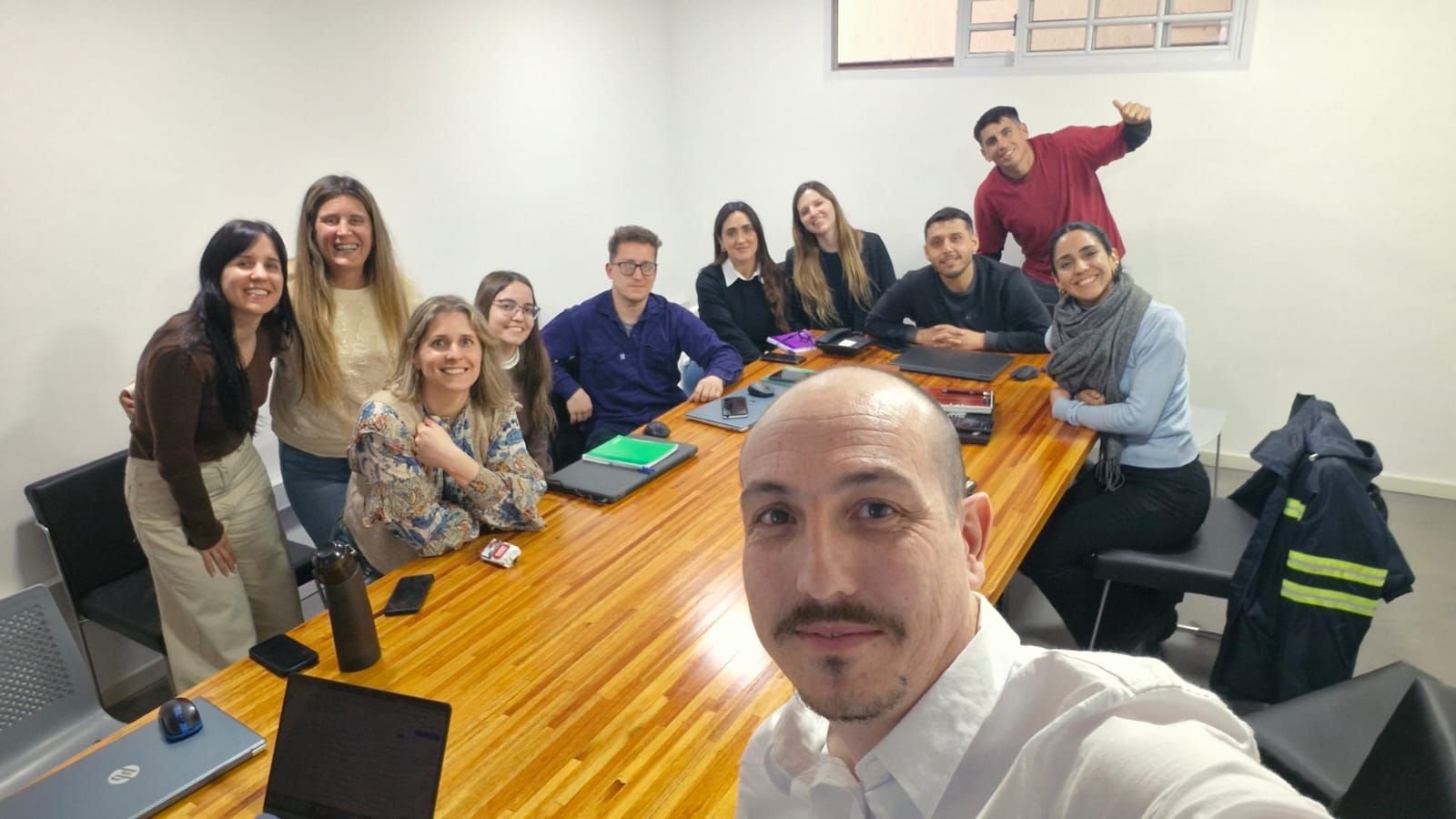 Grupo de participantes al finalizar una capacitación de ENLACE IA